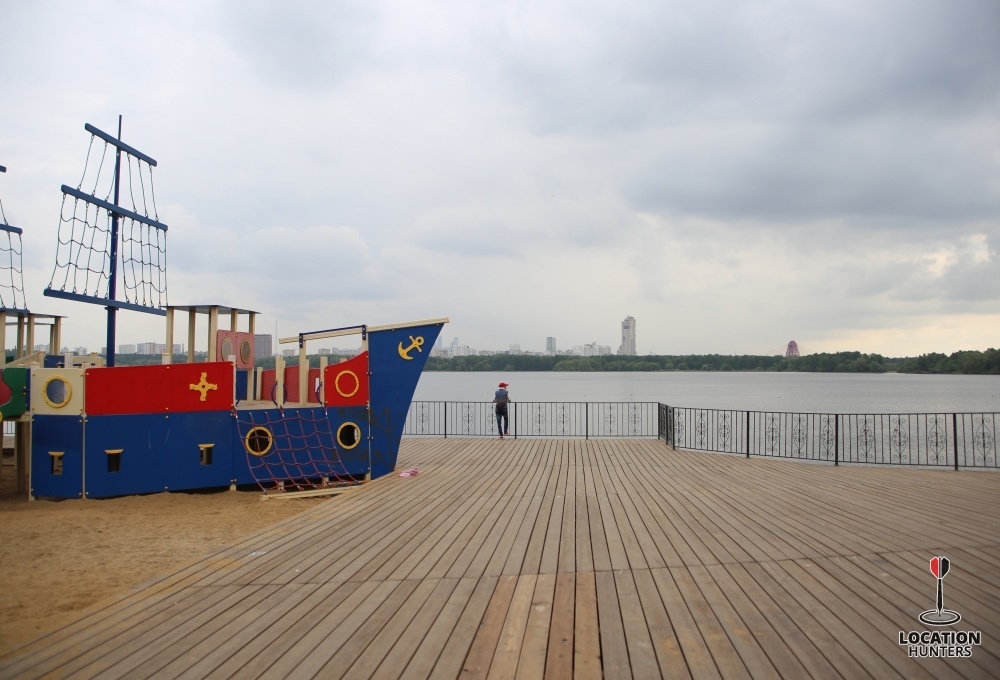 3641 — Набережная с кораблем